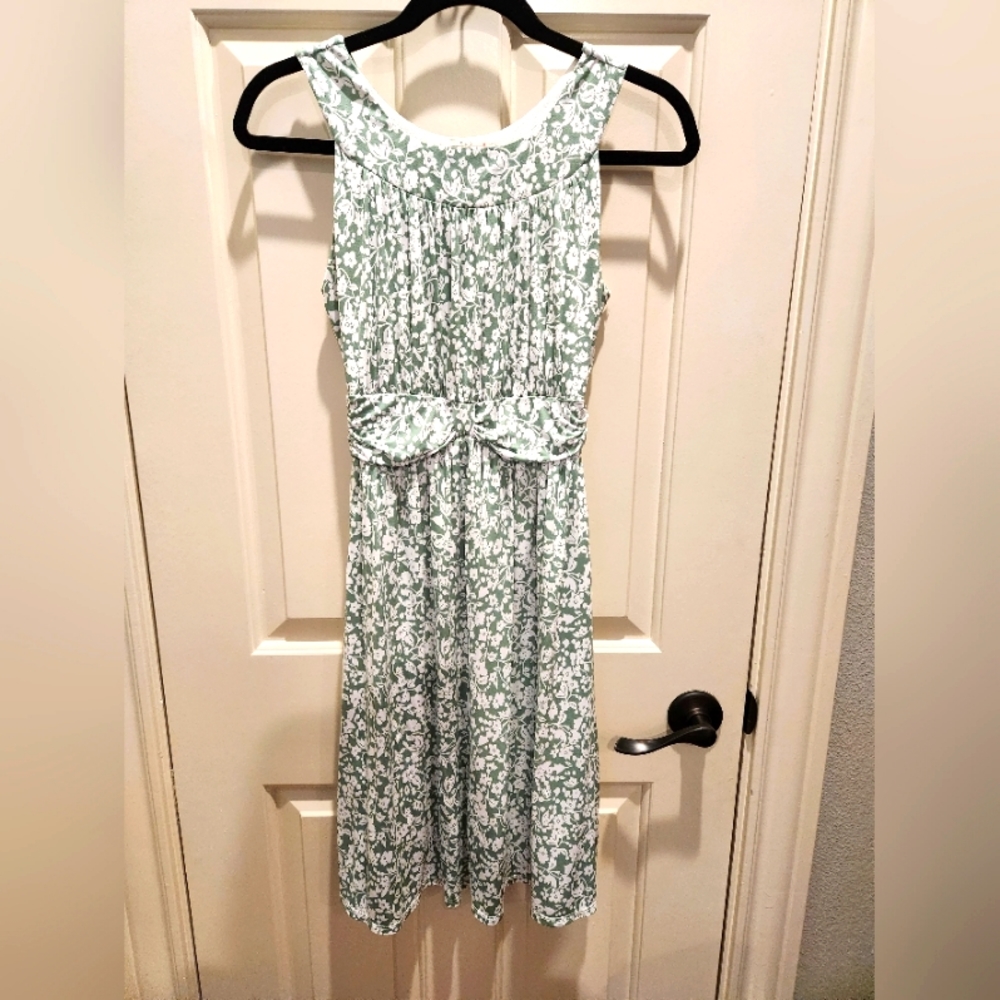 Casual, lightweight sage green and white dress. Size: Medium
